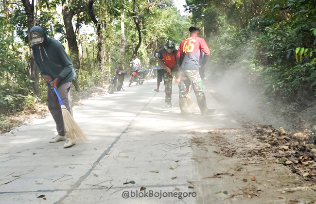 Gotong Royong Jelang Penutupan TMMD 125, Warga Soko dan TNI Satgas Bergandengan Tangan
