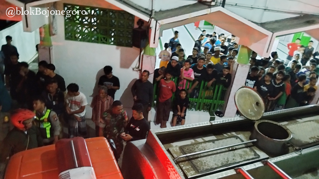 Kerjasama Tim Pemadam dan Santri Ponpes Attanwir