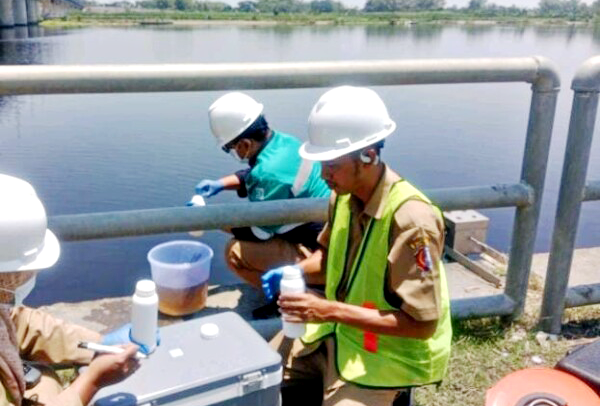 Bengawan Solo Tercemar? DLH Bojonegoro Ambil Sampel dan Kirim ke Laboratorium Surabaya
