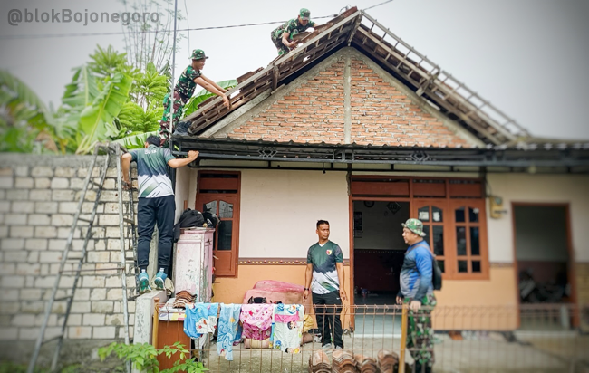 Warga Campurejo Dibantu TNI Perbaiki Rumah Rusak Tersapu Angin