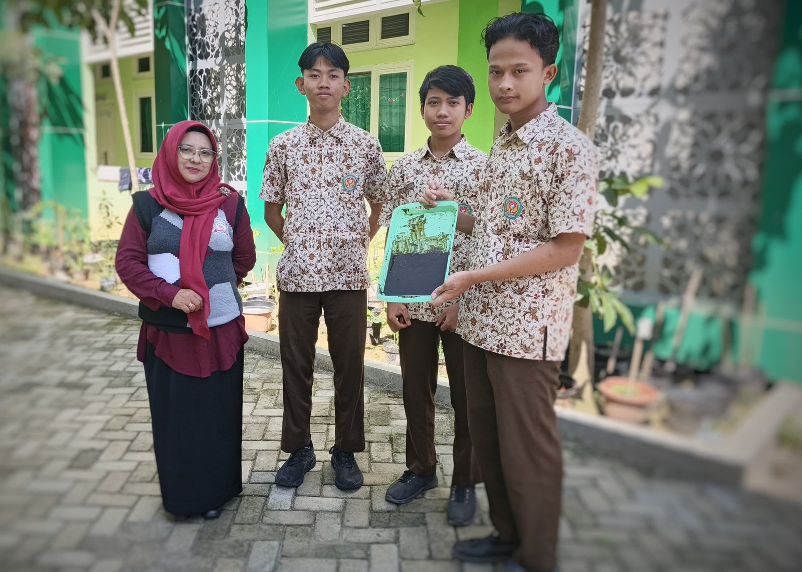 Siswa MAN 1 Bojonegoro Ciptakan Bioplastik dari Eceng Gondok, Lolos Seleksi Nasional OMI 2025