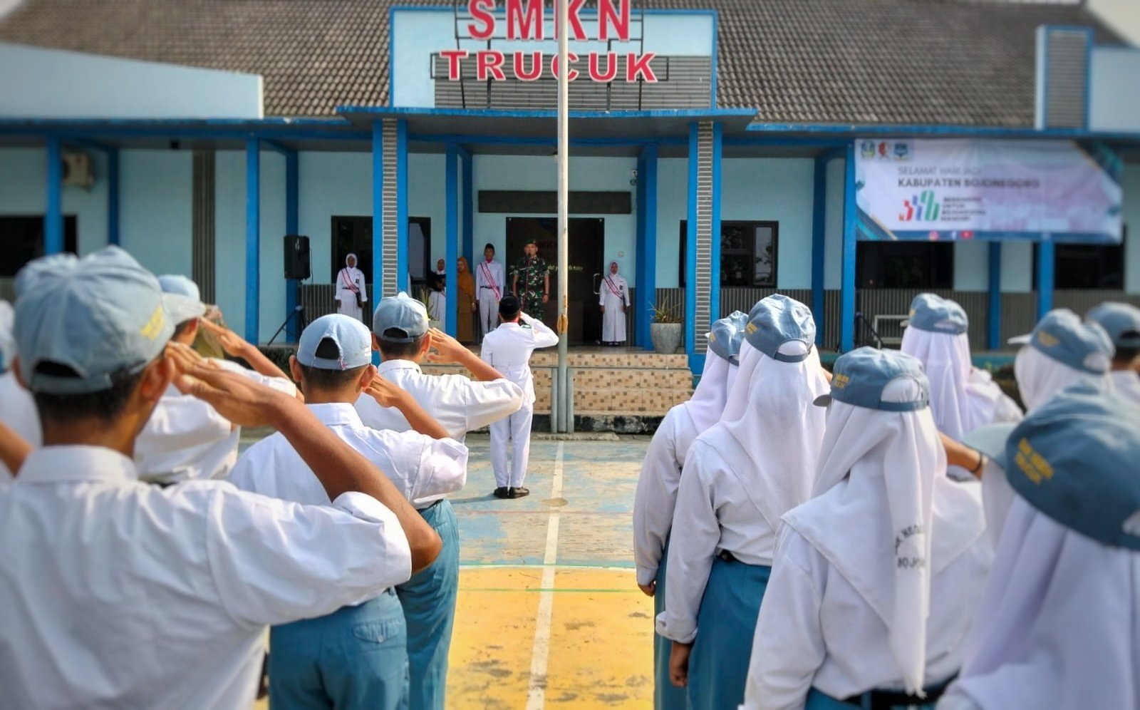 Babinsa Bojonegoro Serentak Tanamkan Jiwa Bela Negara di Kalangan Pelajar