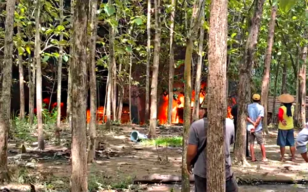 Diduga Tempat Penyulingan Minyak Tradisional di Senori Tuban Terbakar