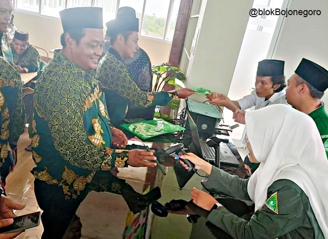 Absen dengan QR-Code di MUSKERCAB I PCNU Bojonegoro