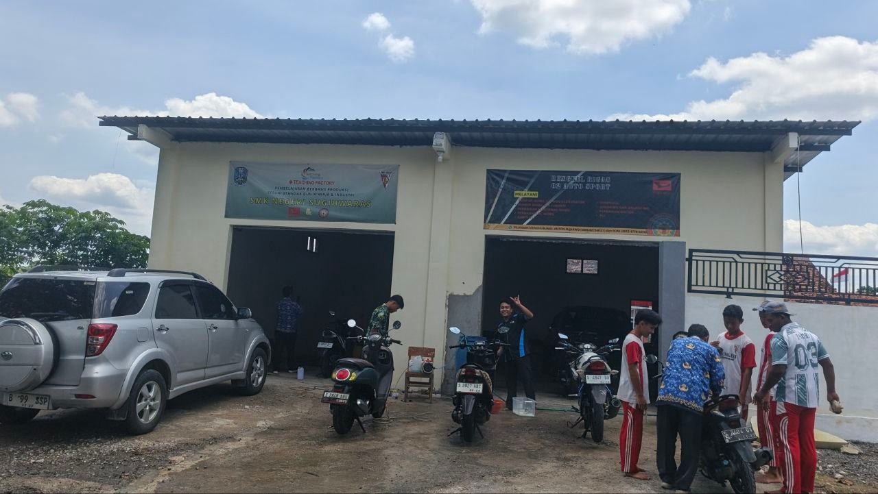 Siswa TKRO SMKN Sugihwaras Tawarkan Layanan Cuci Kendaraan sebagai Persembahan di Hari Guru
