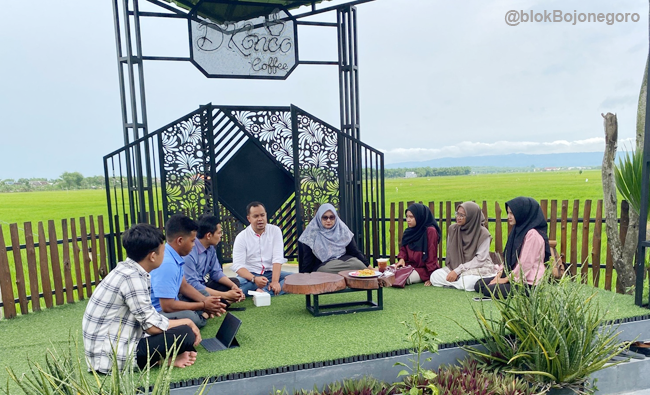 Evaluasi dan Bahas Strategi Baru, Tim PMB dan Jurnalis PAI Unugiri Gelar Rapat di D'Konco Cafe