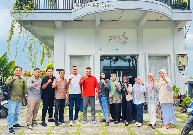 Peserta, Coach dan Owner BMG Depan D'Konco Cafe