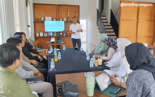 Serius, "Sekolah" Yayasan Sedulur Pena di D'Konco Cafe