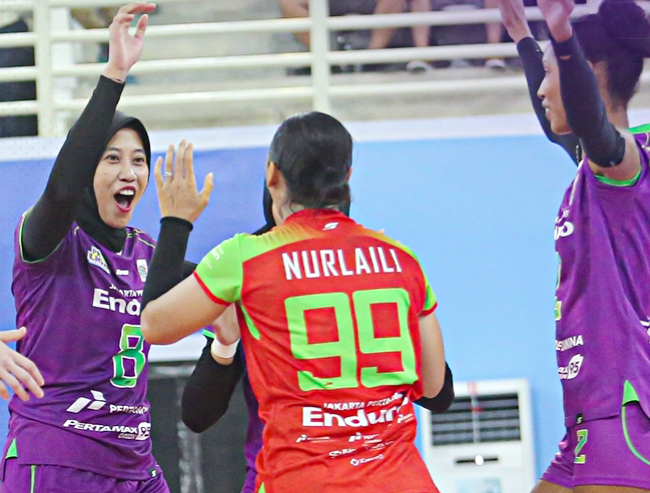 Senyum Lebar Megatron dan Pemain Pertamina Enduro