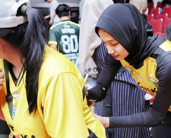 Annie Mitchem dan Bela Sabrina Sapa Fans