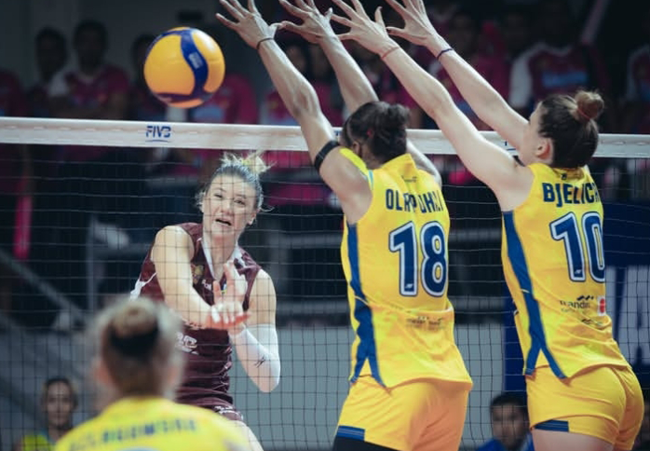 Aksi Pemain Jakarta Electric PLN Melawan Jakarta Livin...