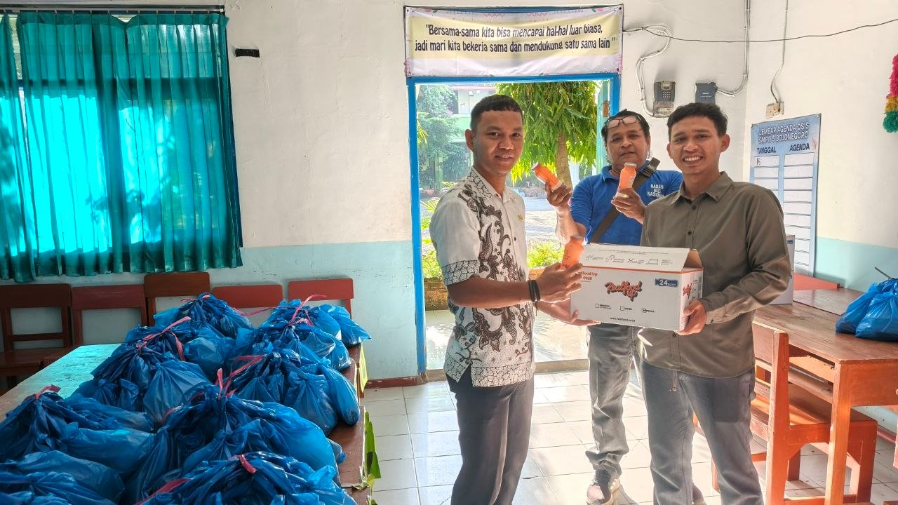 Kolaborasi Mitra dan SPPG Karangpacar, Bagikan Minuman Realfood Gratis untuk Penerima MBG dan Guru