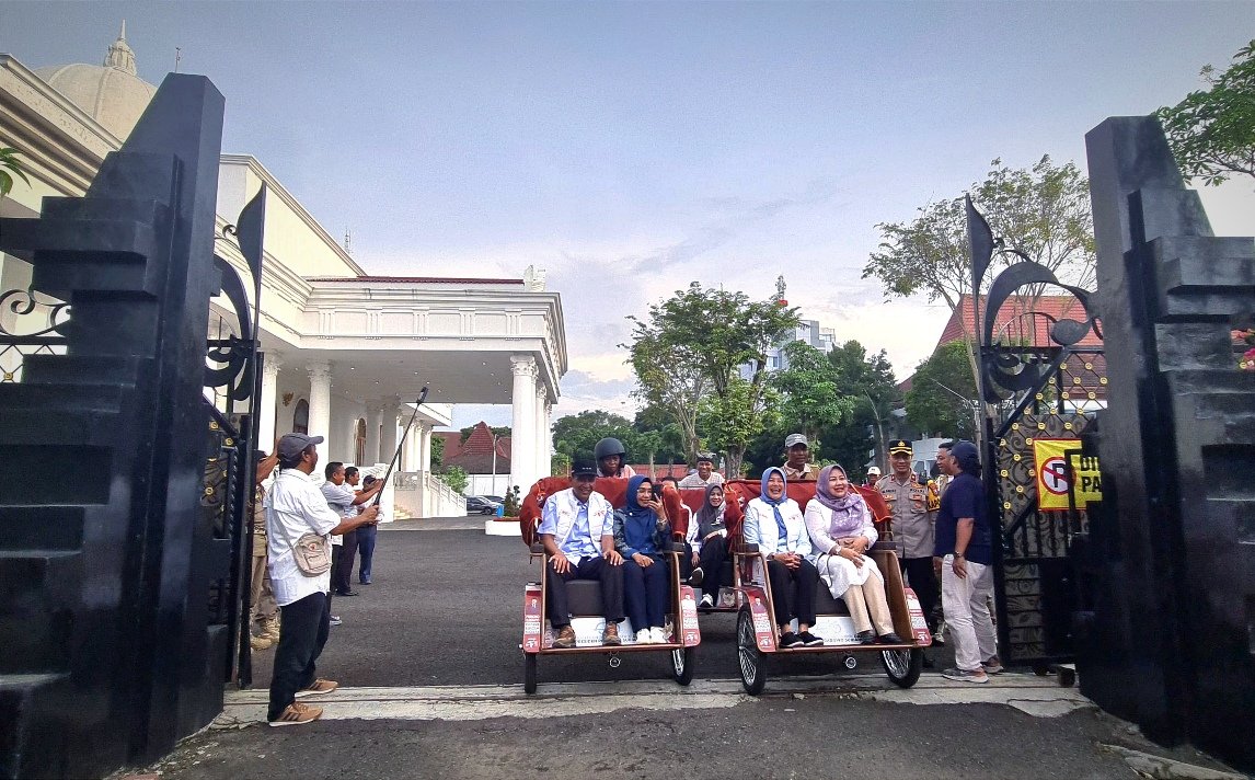 Penarik Becak Lansia Bojonegoro Terima 200 Becak Listrik...