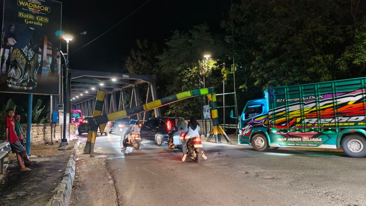 Portal Jalan Selatan Jembatan Glendeng Kalirejo Putus, Arus...