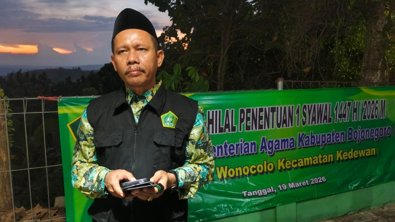 Rukyat Hilal 1 Syawal di Bukit Wonocolo Bojonegoro...