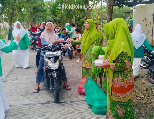 Muslimat dan Fatayat Ranting Sarangan Kanor Bagi Takjil...