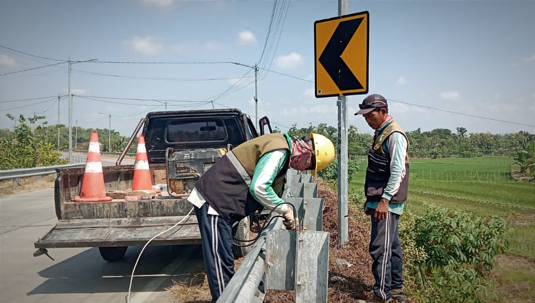 Jelang Lebaran, Puluhan Baut Besi di Jembatan Bojonegoro-Blora...