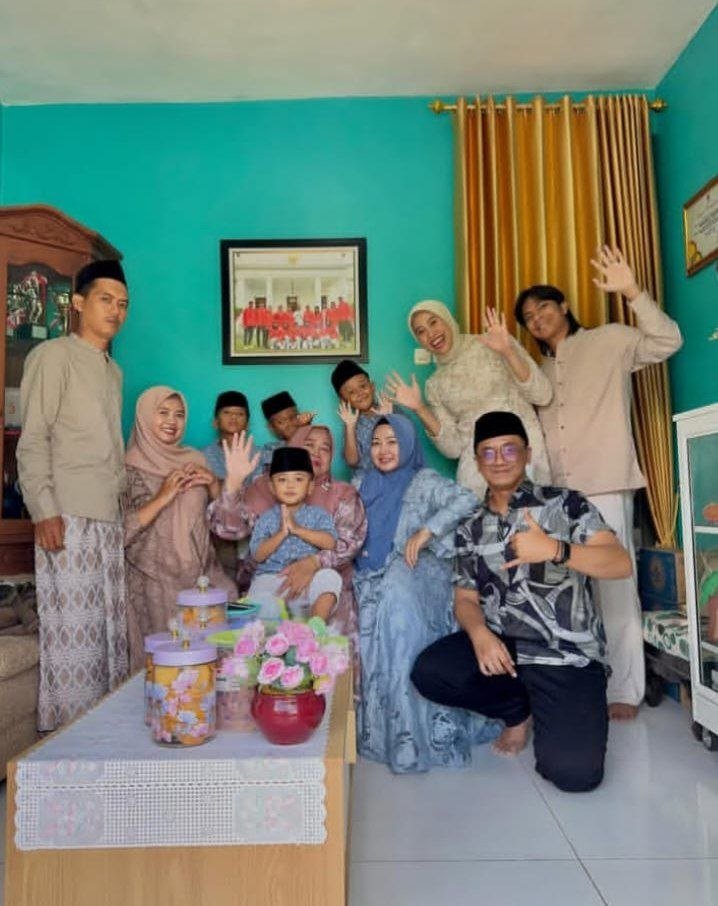 Momen Hangat Megatron Rayakan Lebaran Bersama Keluarga Besar