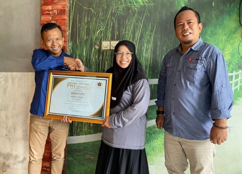 Perjuangan Lindungi Perempuan dan Anak, Ketua APPA Bojonegoro Terima Penghargaan dari PWI