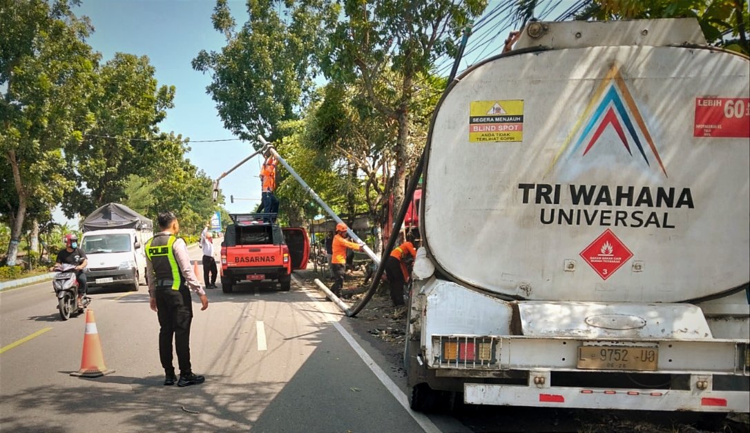 Truk Trailer TWU Hilang Kendali, Tabrak Pagar Uji...