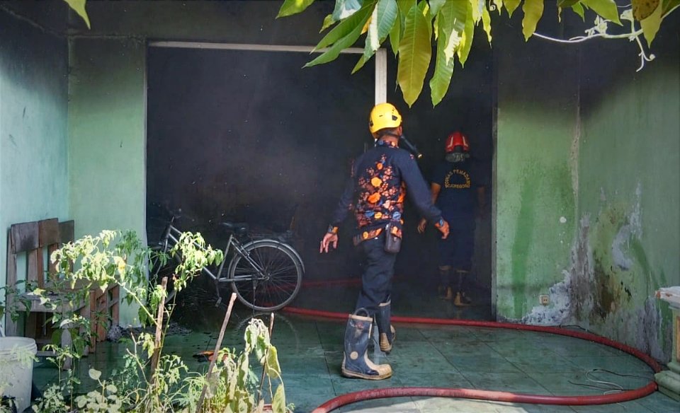 Korsleting Listrik Sebabkan Rumah di Bojonegoro Ludes Terbakar, Pemilik Alami Luka Bakar