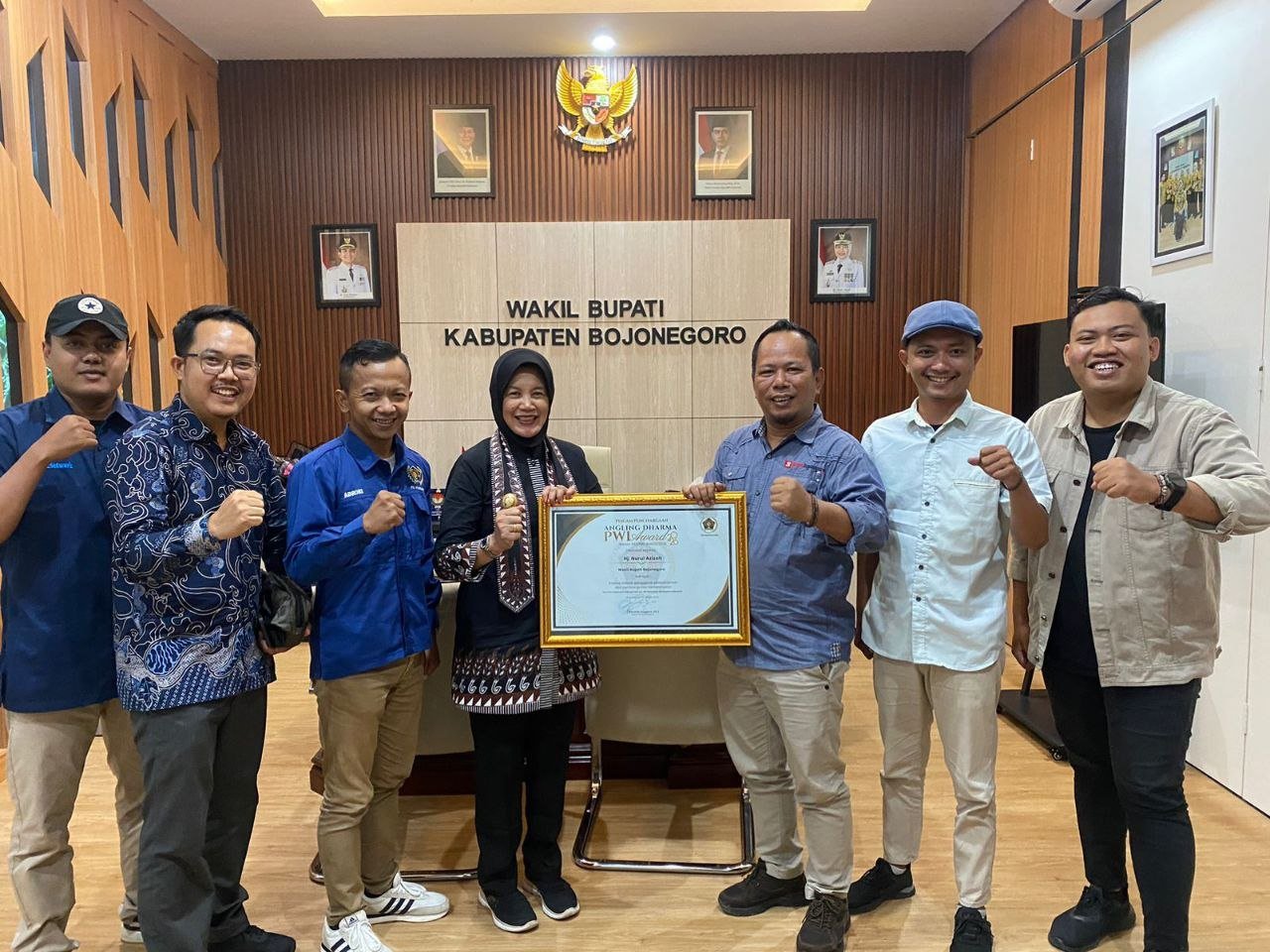 Dorong Pembangunan Berkelanjutan, Wabup Nurul Terima Angling Dharma Award dari PWI Bojonegoro