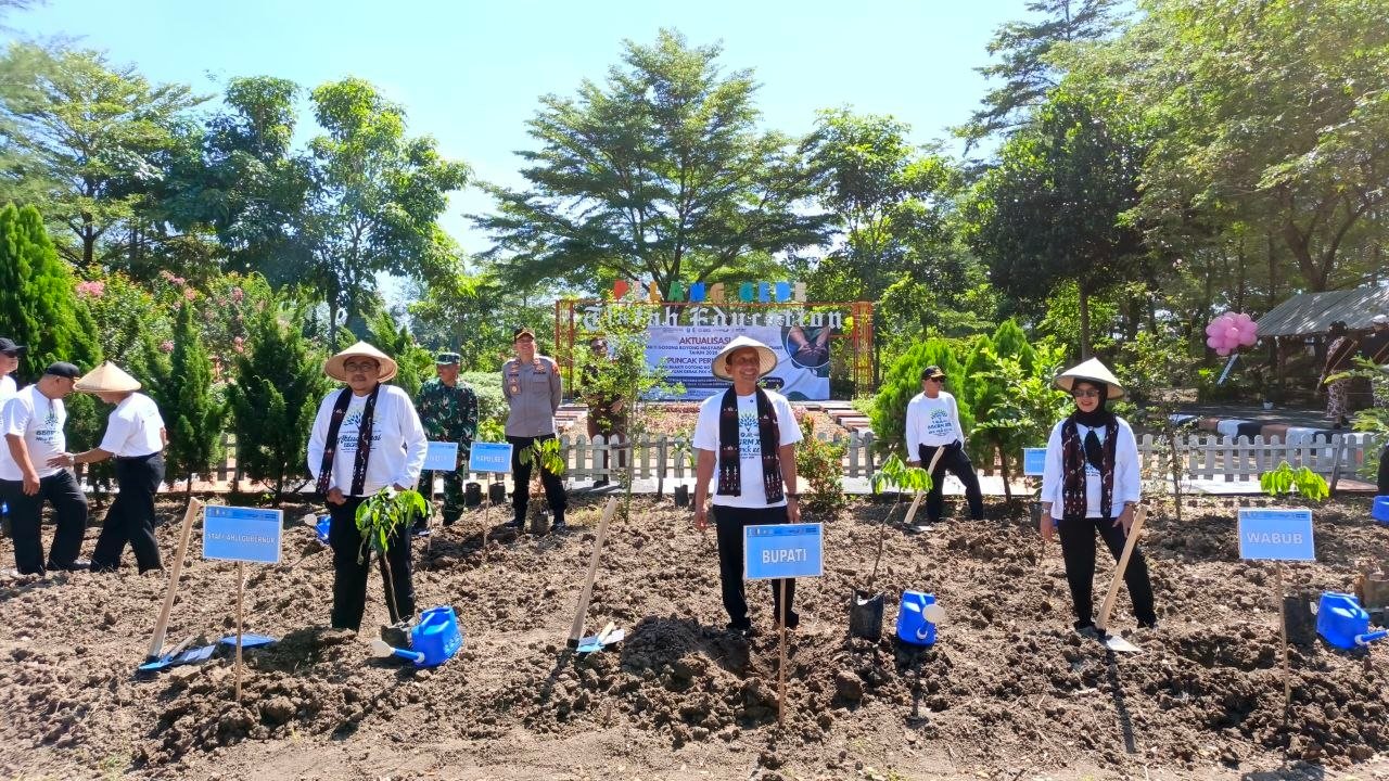 Penghijauan Desa Pilanggede Diwarnai Penanaman Pohon Produktif