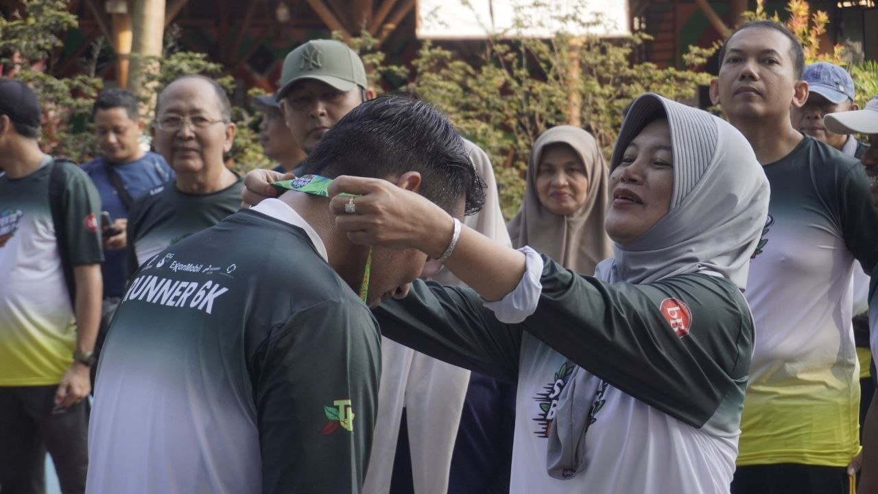 Wabup, Ketua DPRD, dan Wakapolres Kalungkan Medali ke...