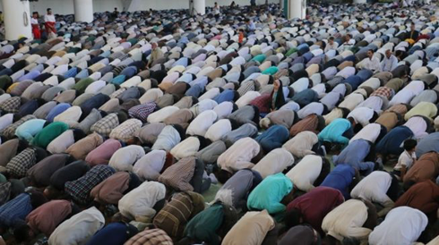 Membentangkan Sajadah Besar, Hukumnya?