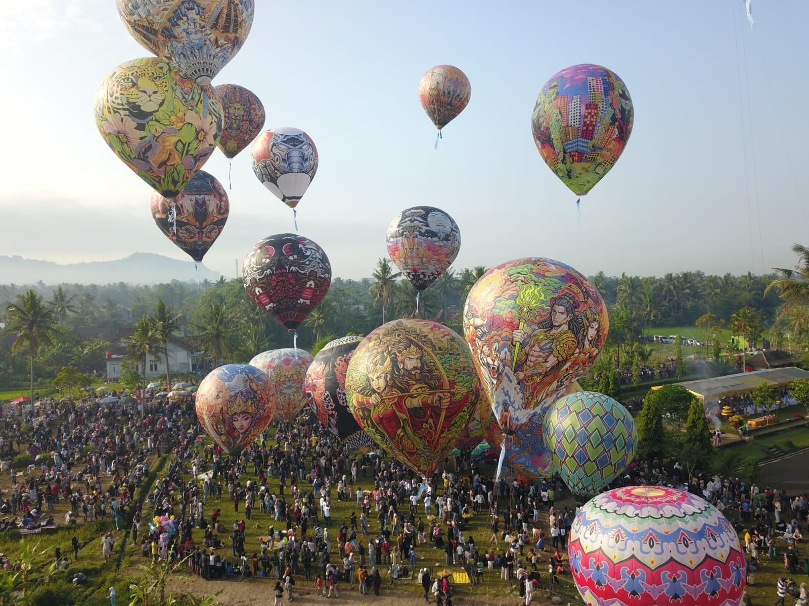 Festival Balon Udara Meriahkan Waisak di Candi Ngawen