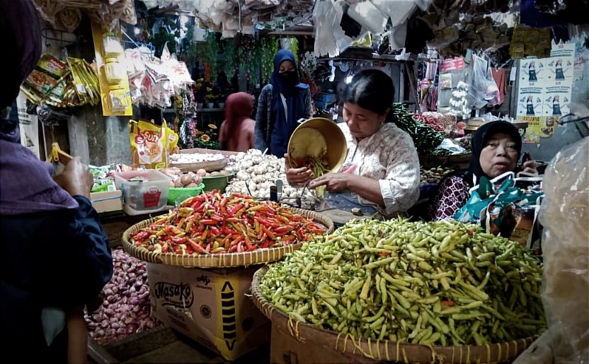 Nilai Rupiah Terus Melemah, Harga Bahan Pokok di...