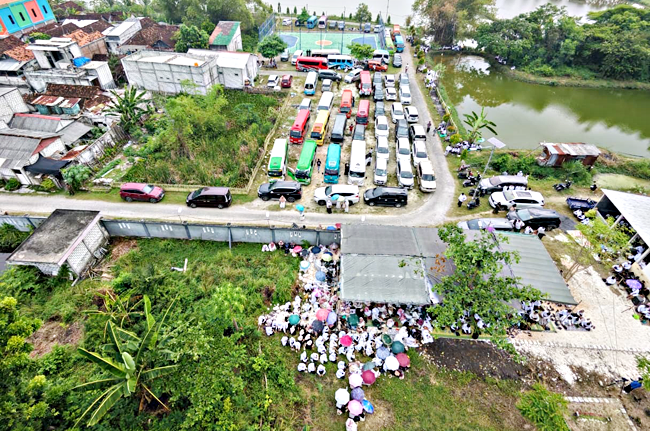 Suasana Sambung Sanad di Pesarean Almaghfurlah KH. Abdul...