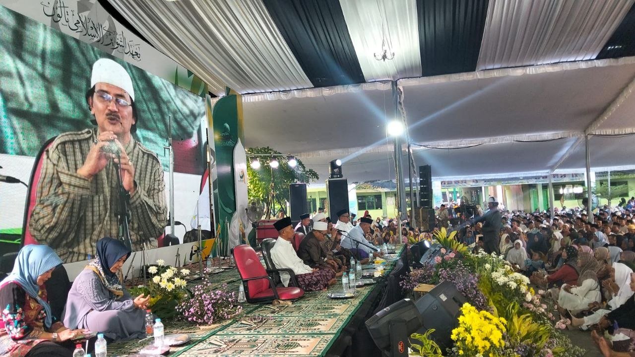 KH Najib Ajak Jamaah Teladani Keistiqomahan KH Muhammad...