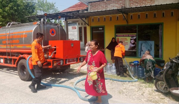BPBD Bojonegoro Mulai Distribusikan Air Bersih ke Daerah...