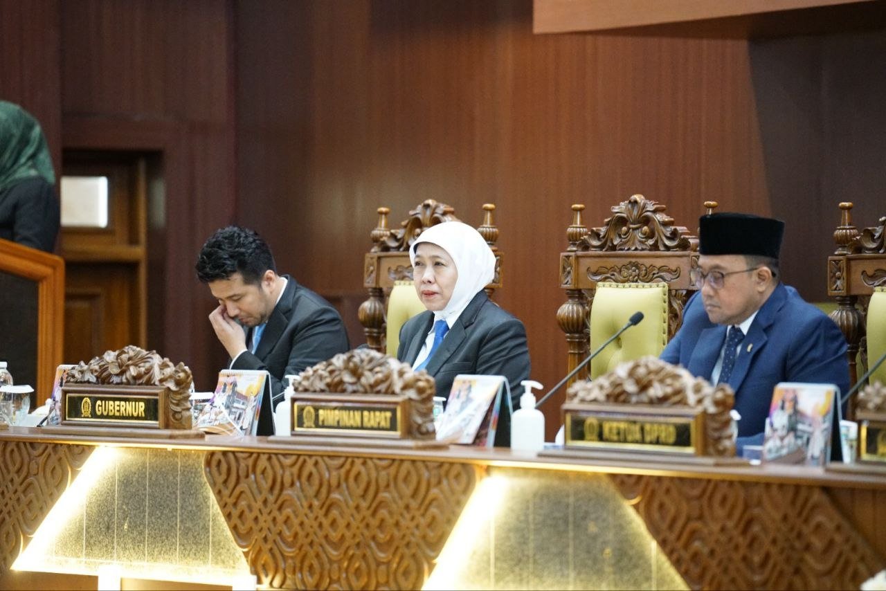 Khofifah Sampaikan Nota Keuangan Pertanggungjawaban APBD 2025 di...