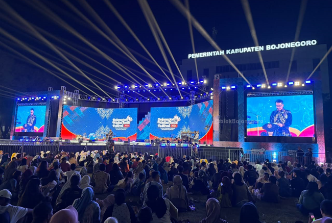 Panggung Megah dan Ikonik Bojonegoro Wastra Batik Festival...