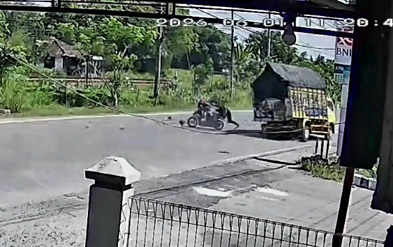Hendak Belok SPBU, Pemotor di Bojonegoro Disantap Truk...