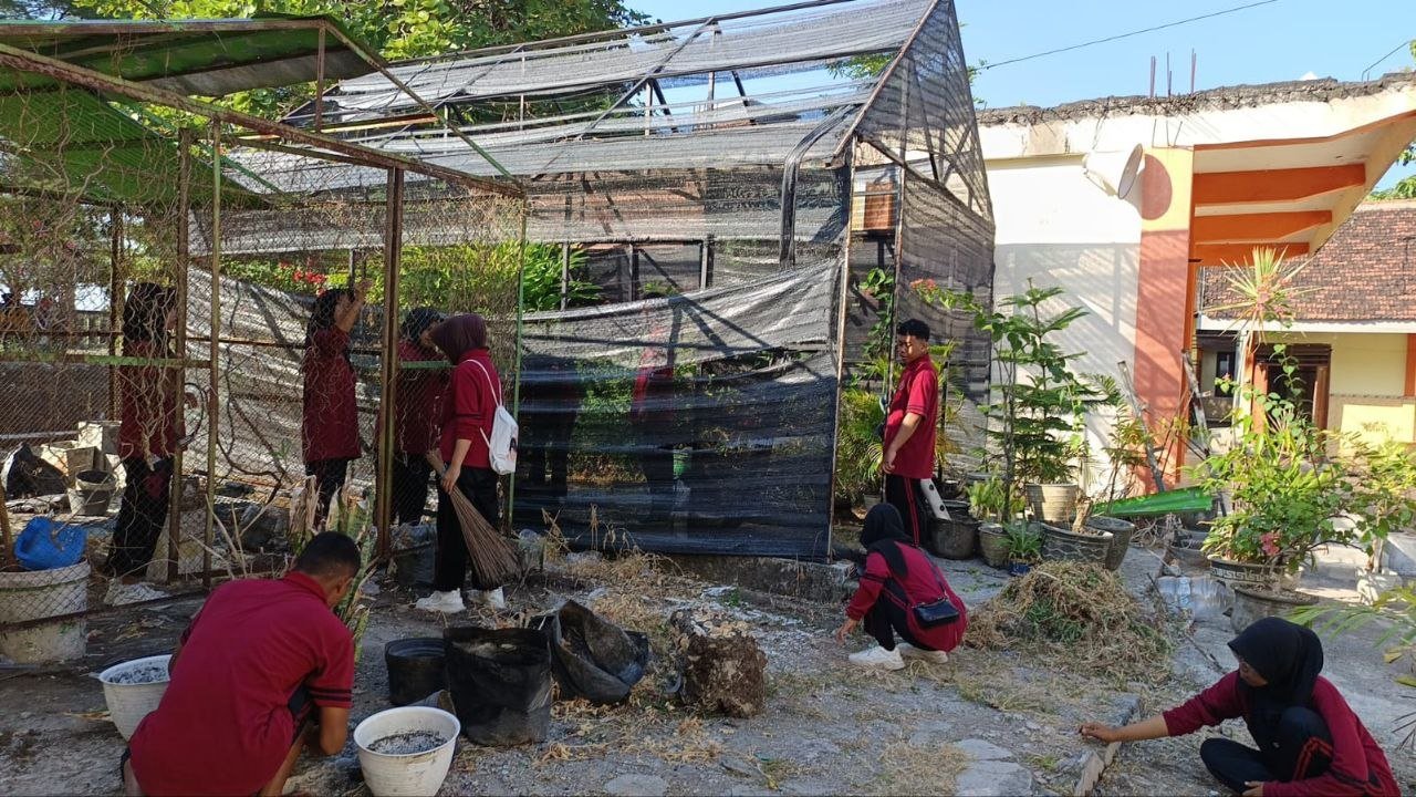 Liburan Produktif, SMKN Negeri Purwosari Gotong Royong Wujudkan...