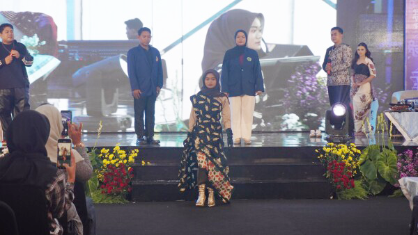 Peserta Workshop Antusias Kreasikan Kain Batik Jadi Busana...
