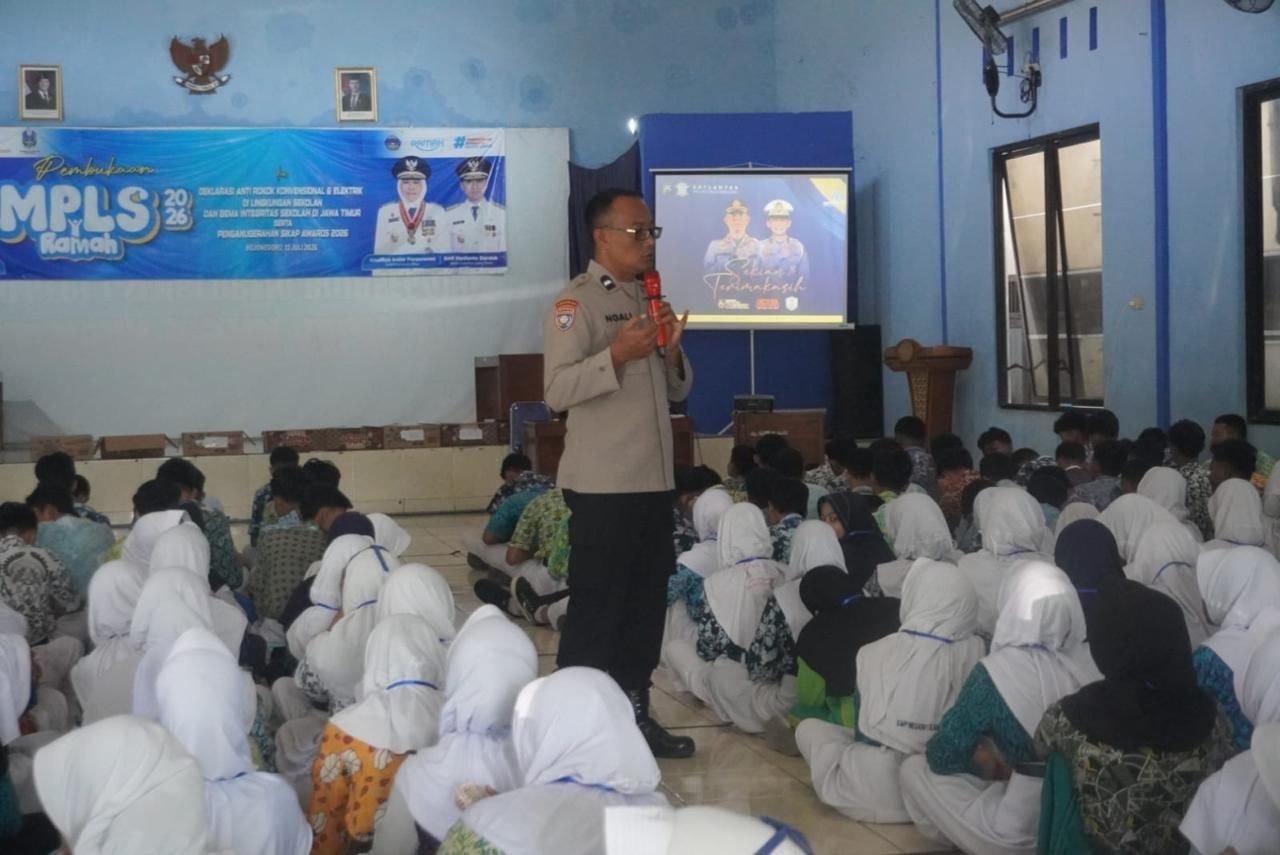 Dukung MPLS, Polsek Sumberrejo Bekali Siswa Baru SMAN...