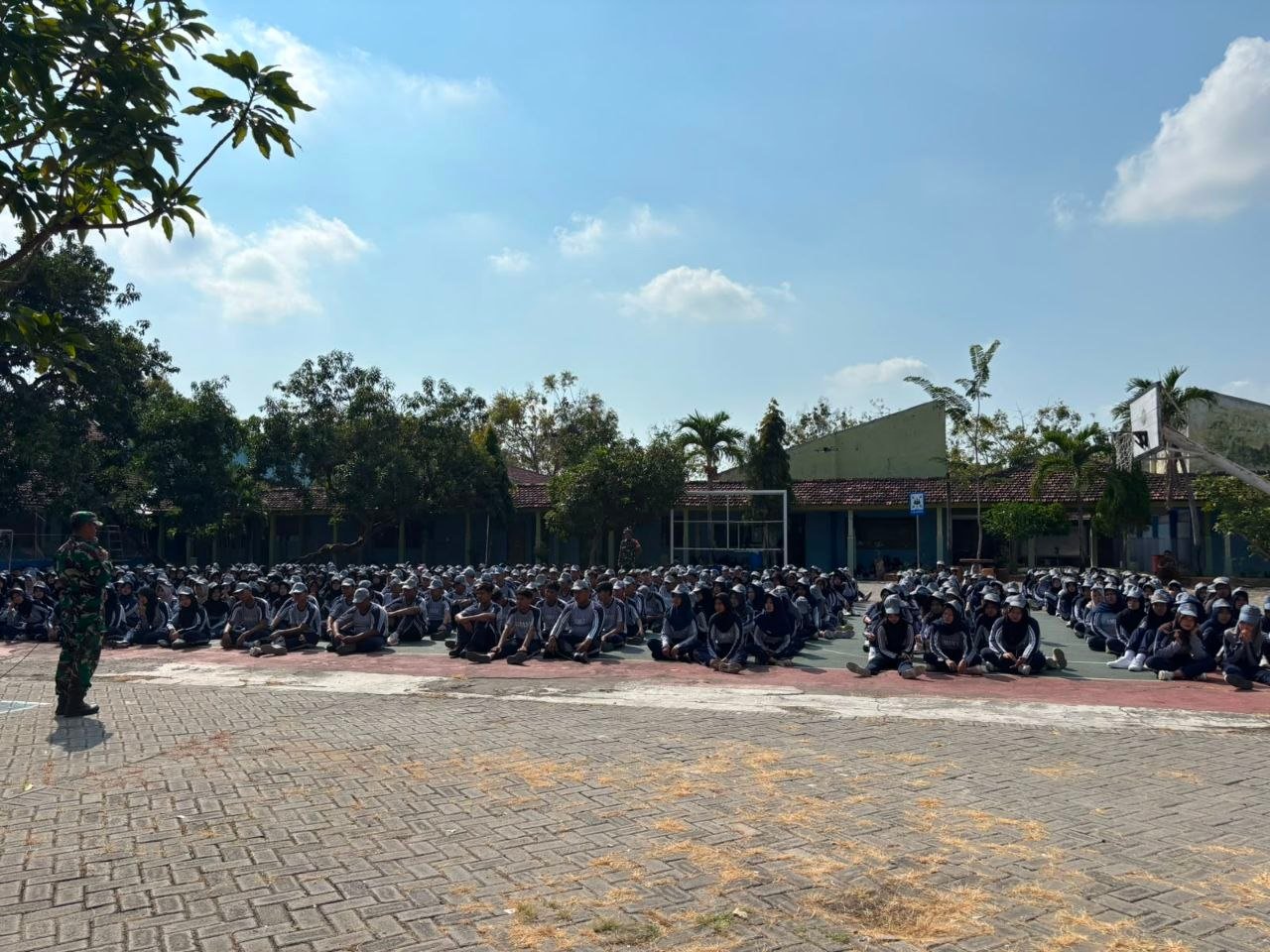 Bersama Koramil, SMAN 1 Sumberrejo Ajari PBB Kelas...