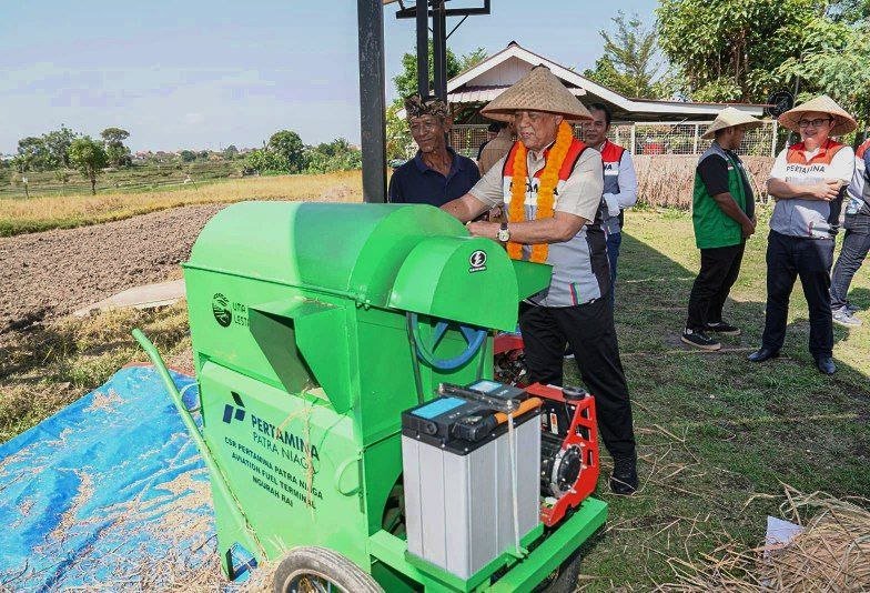 Komisaris Pertamina Patra Niaga Salurkan Alsintan Listrik untuk...