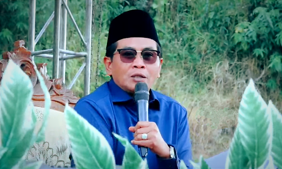 Cerita KH Anwar Zahid Usai Mobilnya Tergencet Dua...
