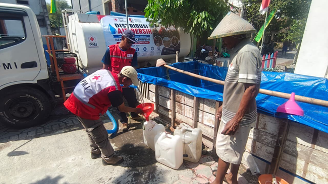 PMI dan BPBD Bojonegoro Salurkan Bantuan Air Bersih...