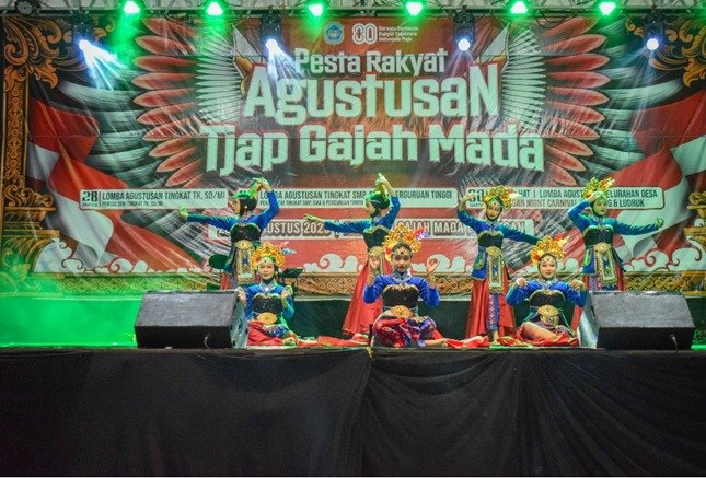 Wujud Dukungan Promosi PMB dan Pelestarian Budaya, Mahasiswa PGMI UNISDA Tampil di Pesta Rakyat Agustusan