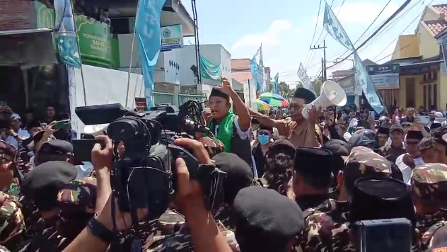 Massa Pendukung Gus Yusuf Coba Terobos Ruang Sidang...