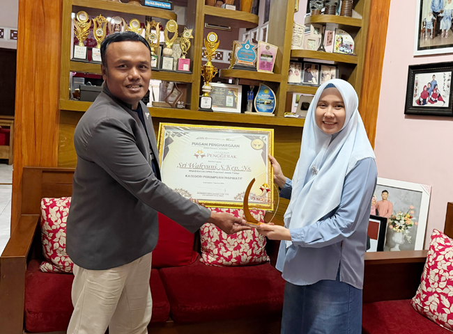 Perempuan Inspiratif 2026 kepada Wakil Ketua DPRD Jatim...