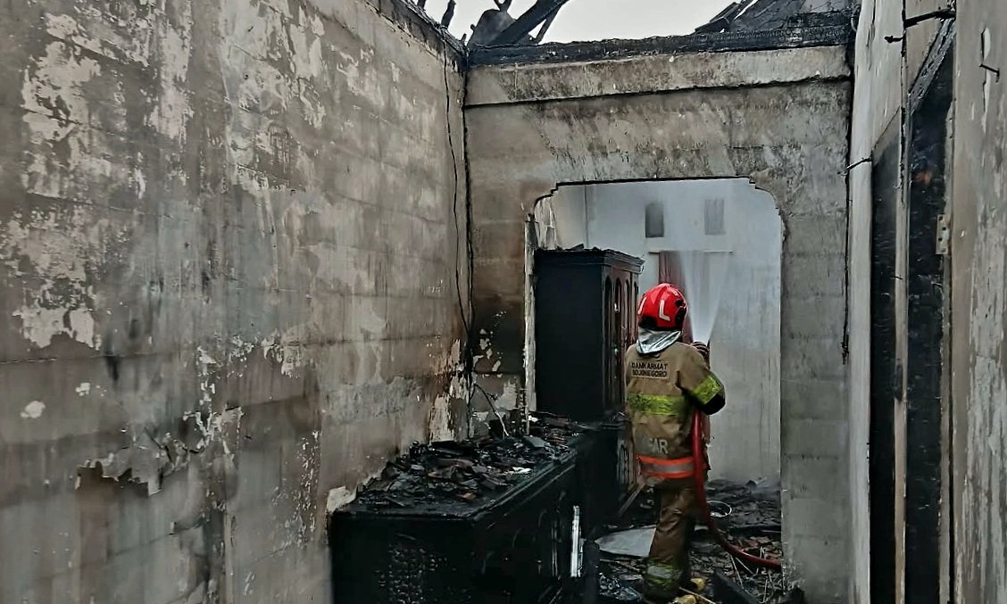 Rumah Warga Bojonegoro Dilahap Api, Lansia Stroke Alami...