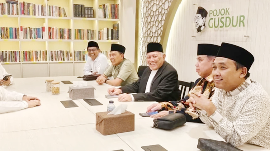 Masuk Kantor Perdana, Ketum PBNU Gus Kikin Sambang...