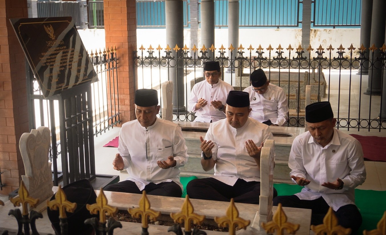 Bupati–Wabup Bojonegoro Ziarah ke Makam Kanjeng Soemantri, Ini...
